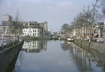 803612 Gezicht op de Stadsbuitengracht te Utrecht, vanaf de Zandbrug over de Oudegracht, met links de Nieuwekade, op de ...
